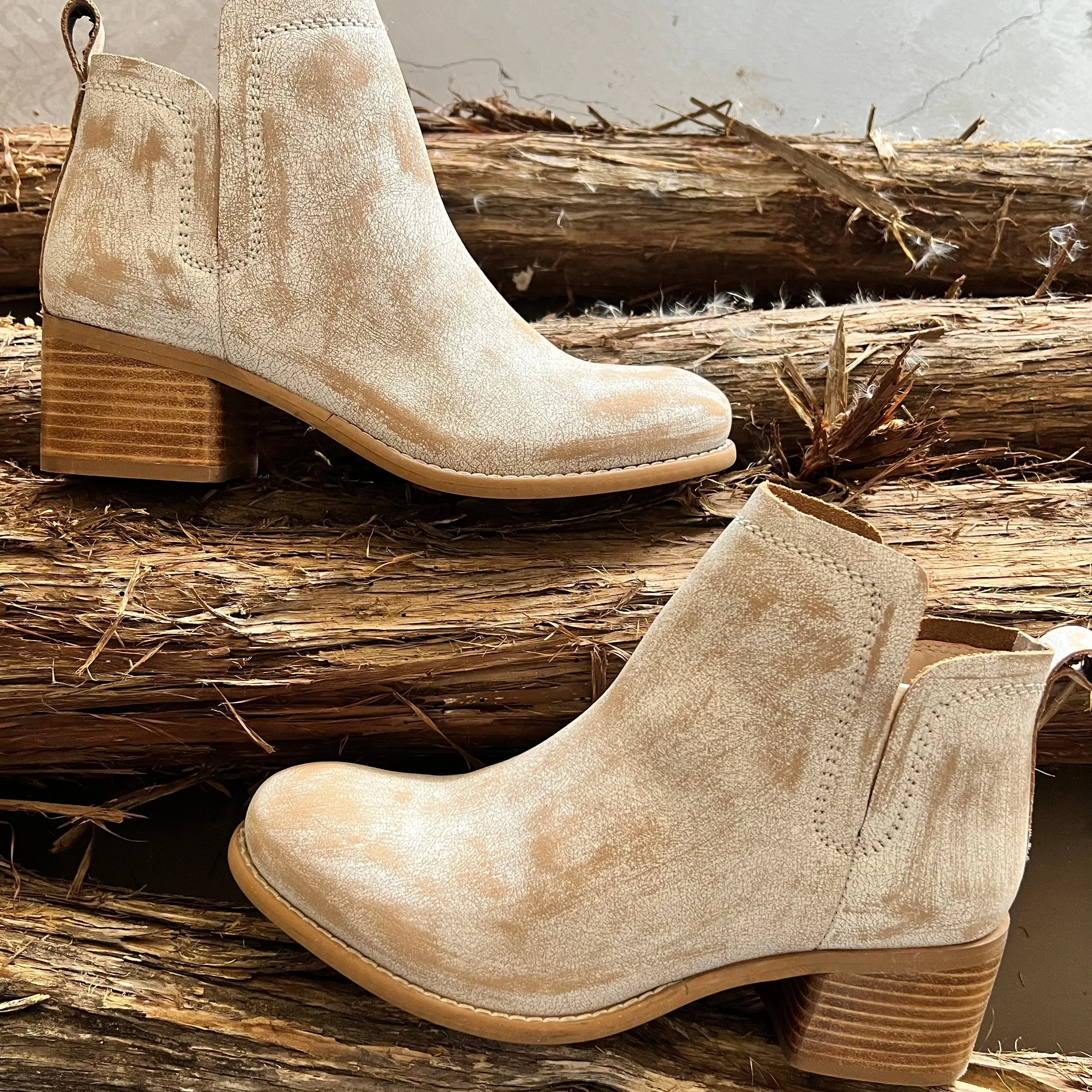 Win Doe White Booties*